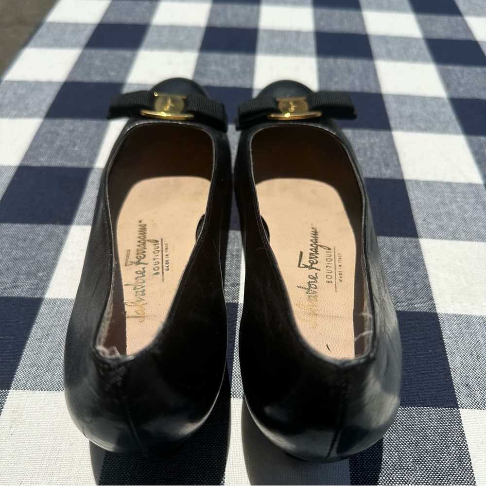 Salvatore Ferragamo Black and Gold Heels with Elegant Design - Picture 3 of 8